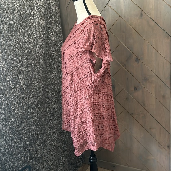 Never worn torrid mauve lace short sleeve top - Picture 3 of 4